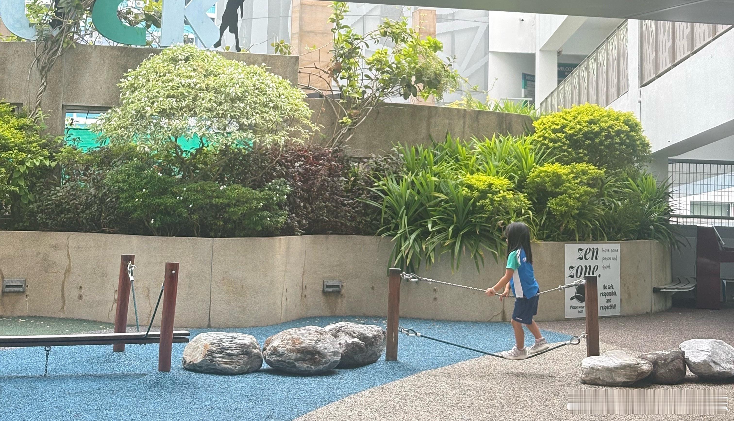 老师说她今天很困，问昨晚几点睡的[流汗]8点20睡着的，7点20我给喊醒的 ​​