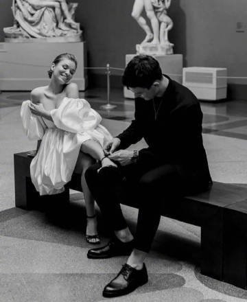 “男人爱你只有两个标准：一是娶你回家 二是给你钱花 如果没有 都是扯淡” 