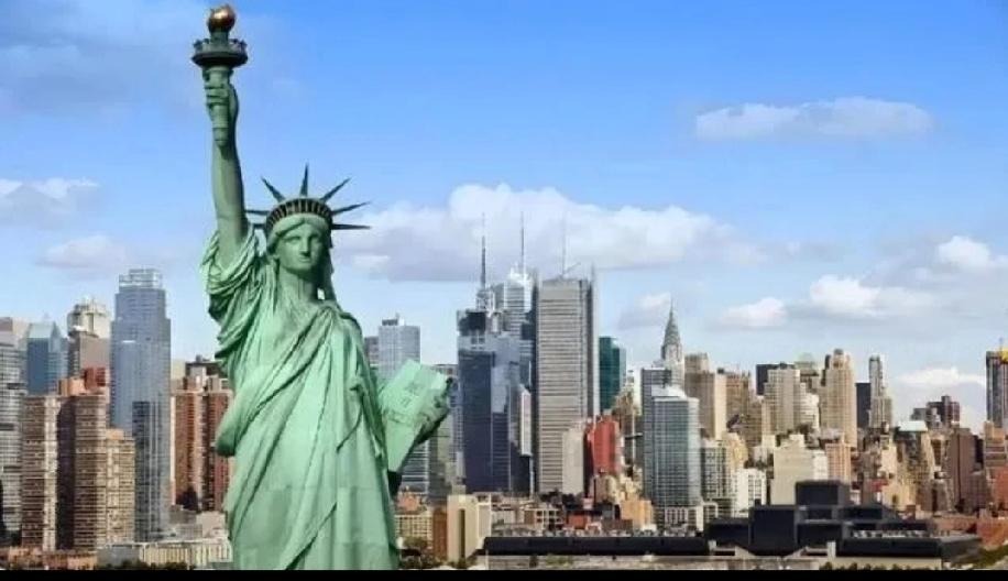 特朗普这算盘打得，隔着太平洋我都听见了。《纽约时报》分析他想构建美中俄“三分天下