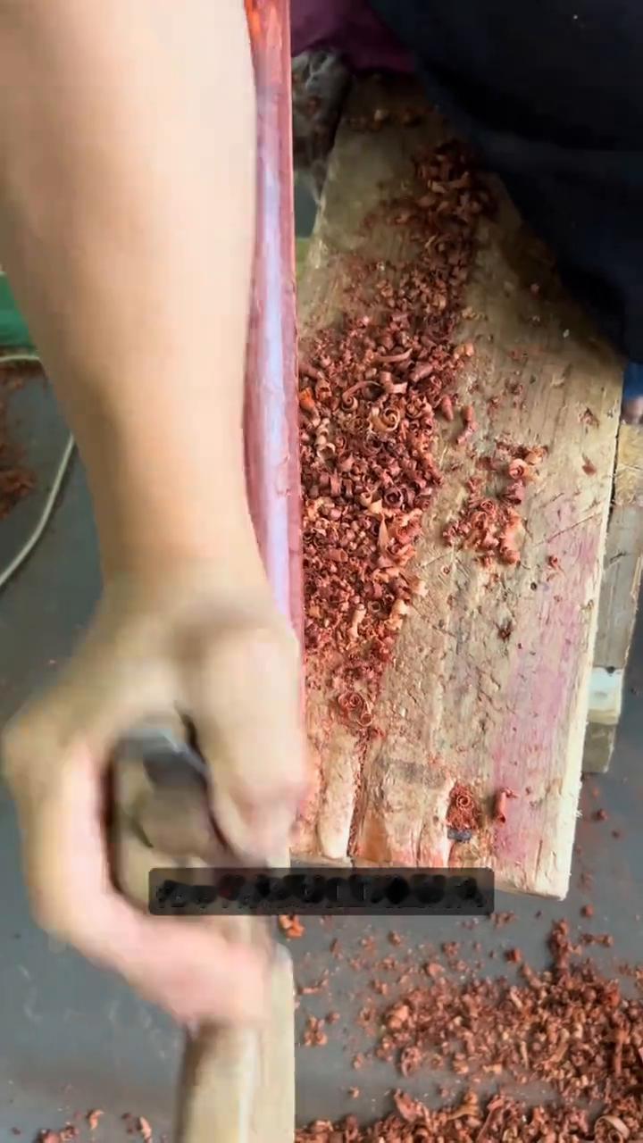 手工秤杆秘造。
这就是为什么过去的老秤杆没有流水线，也没有机器代工，全靠老匠人一