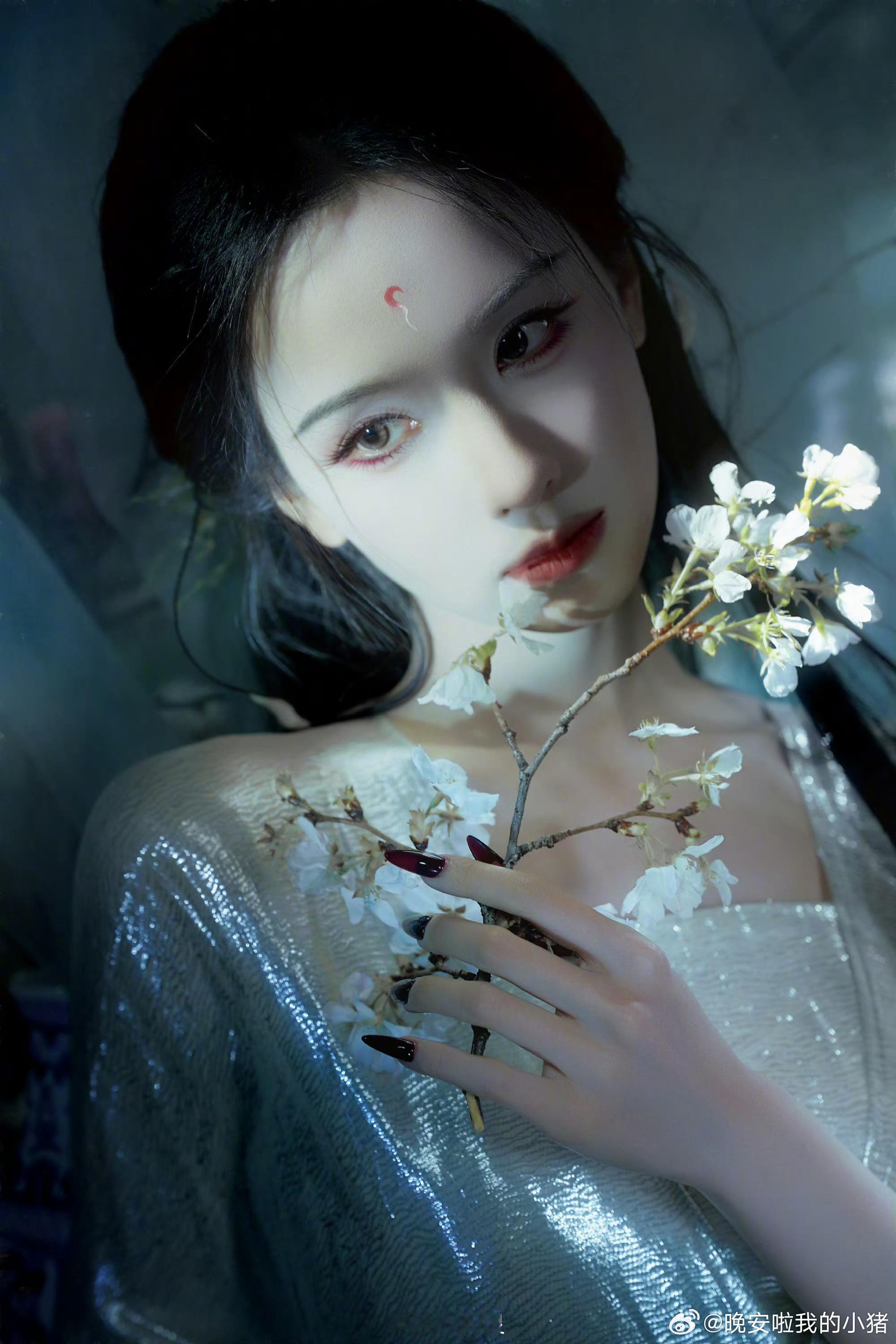 陈都灵雾妄言写真，魅惑众生的狐妖🥵🥵 