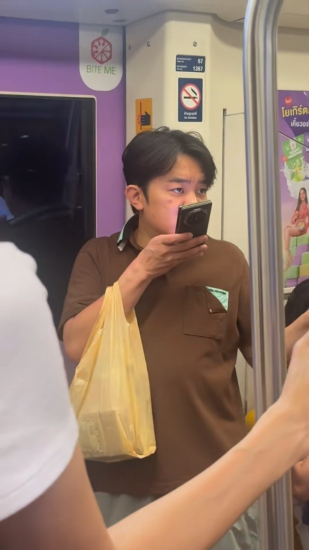 王祖蓝发福王祖蓝啤酒肚 有网友在泰国偶遇王祖蓝夫妇，照片中王祖蓝身穿T恤短裤，正