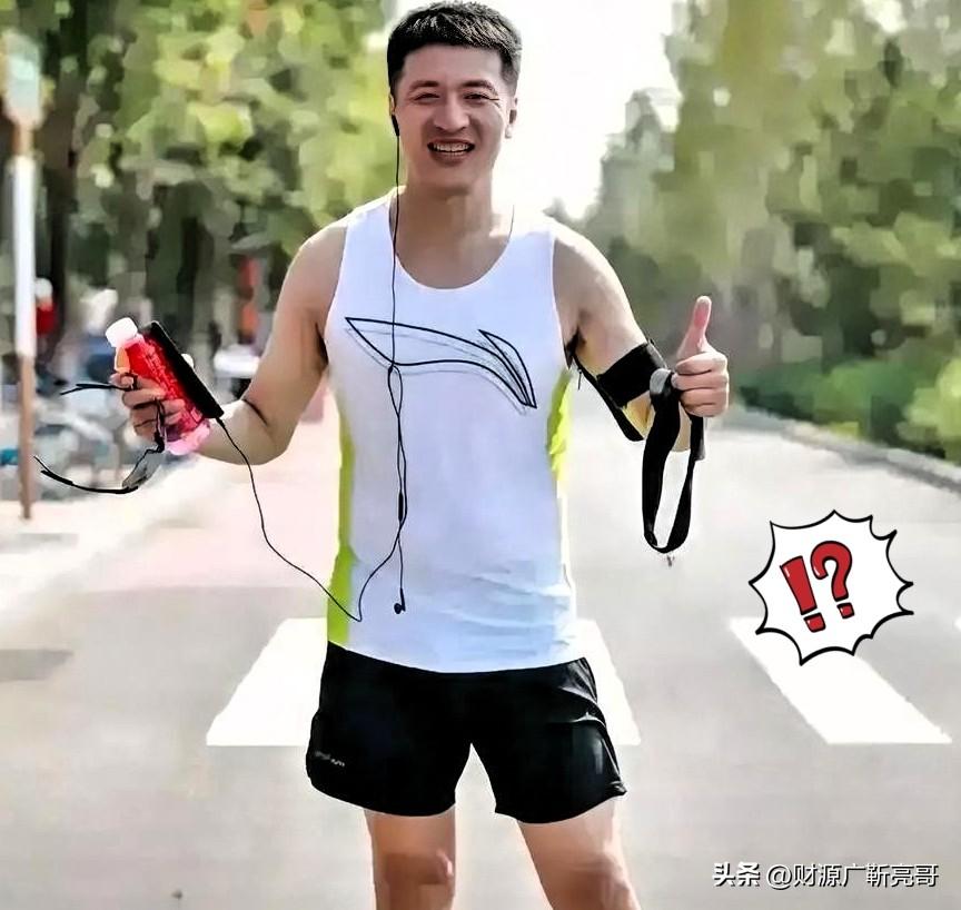 看着跑马拉松的张雪峰，心里真有点发毛。

42岁的人，脸色黑紫黑紫的，眼神都涣散