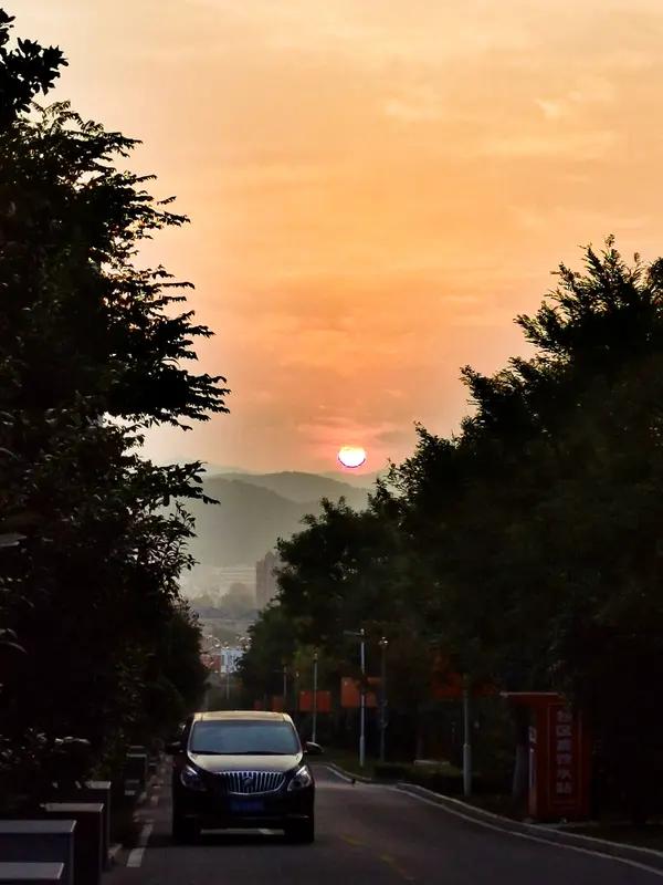 上联：月落西山大地暗；请接下联日出东山天地明