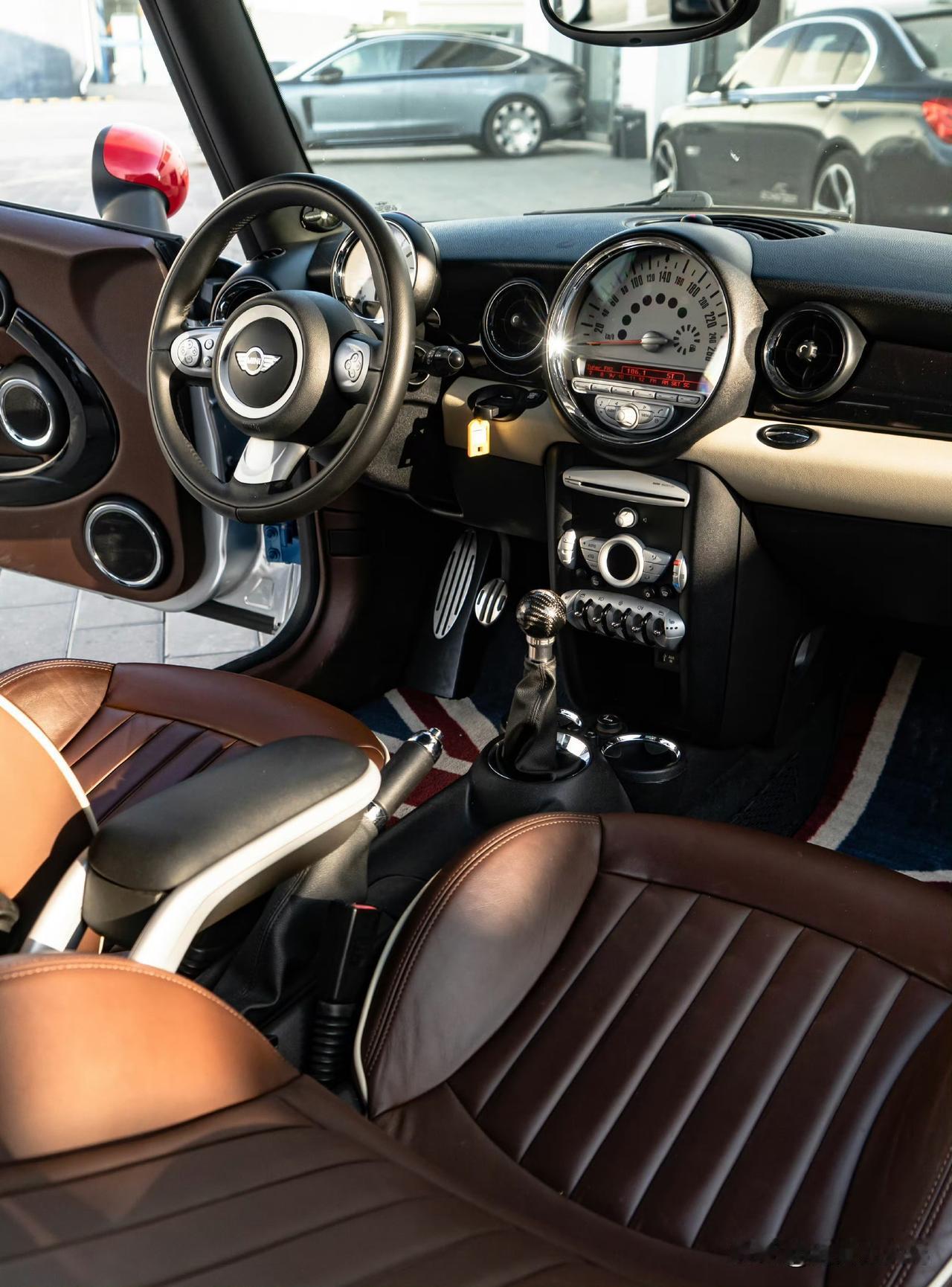 小马力前驱 有啥可玩的～
之前我也这么想的 没意思 还是个手动挡
但那这玩意确实