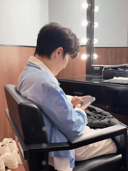 周深  周深音乐缘计划 【圈宝和米说早安】当每个瞬间亮起，透过窗棂的光亮，一点点