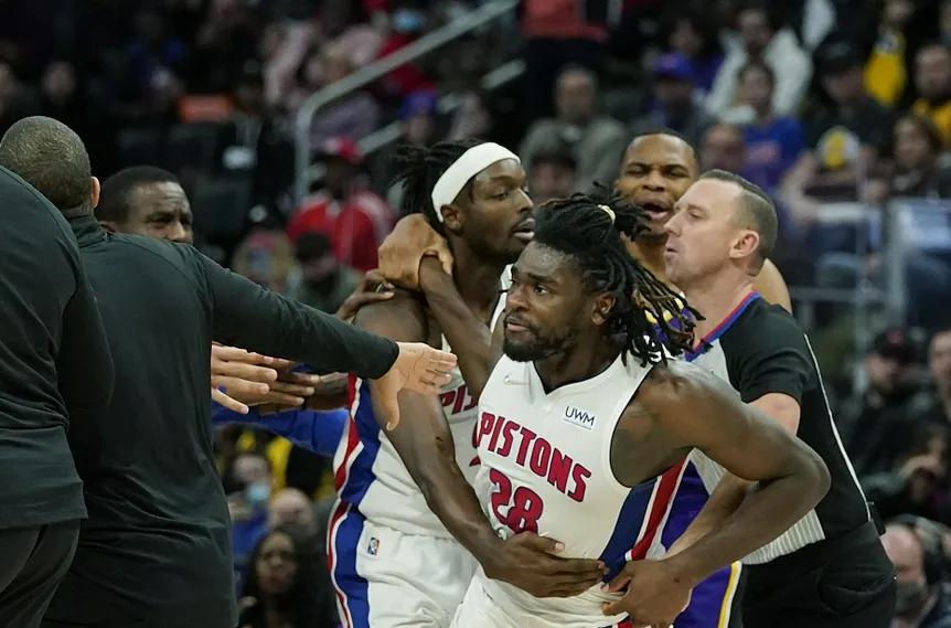 Shams：“湖人队将引援目标锁定在了太阳队狄龙和活塞队斯图尔特身上。湖人管理层