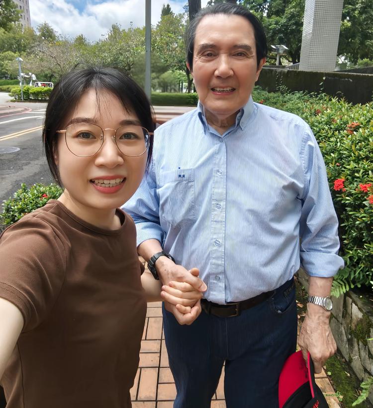马英九与女粉丝的留影