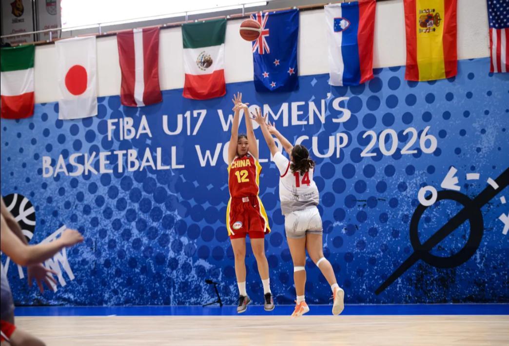 U17女篮世界杯在捷克布尔诺的斯塔雷兹瓦多瓦球馆开战，中国队在小组赛首轮以80-