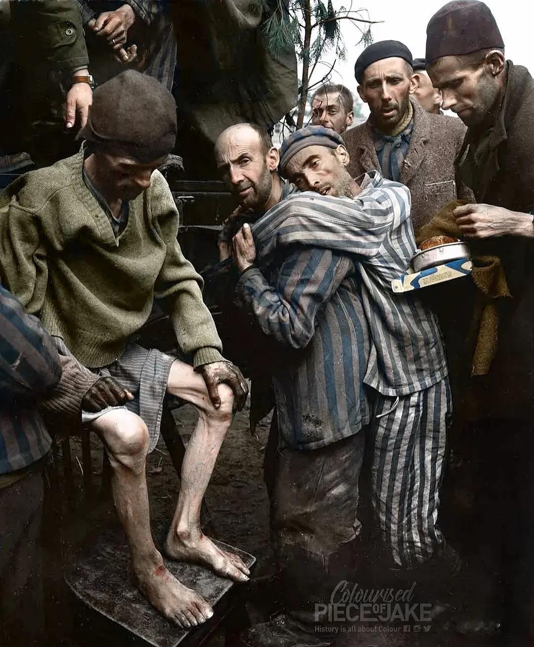 1945年5月4日，德国，饱受折磨的囚犯从被解放的德国沃柏林集中营撤离，送往医院