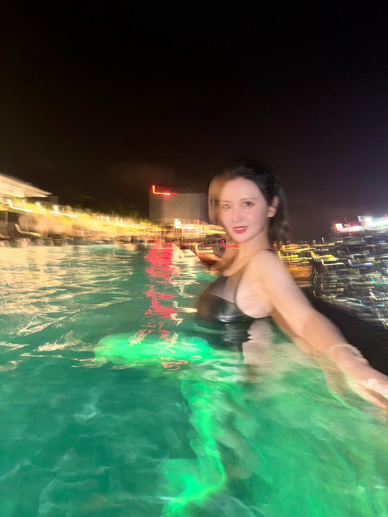 原来柳岩并不是圈内身材最傲人的！张萌才是“深藏不露”啊，一袭黑色半透视泳衣挡不住
