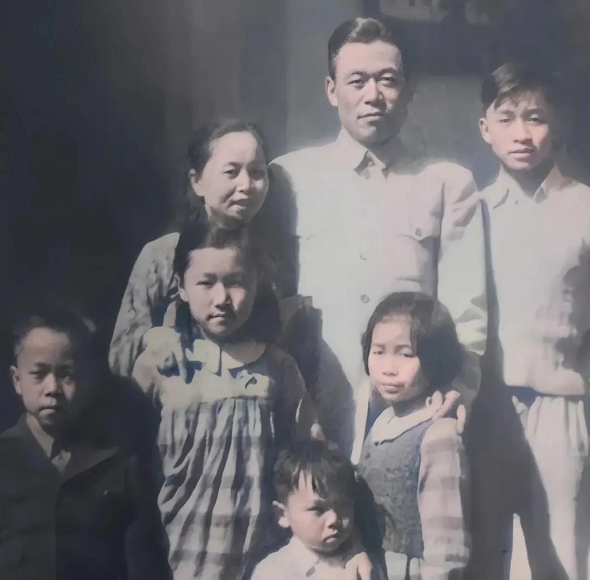 1949年，邱清泉战死后，妻子带着孩子逃命到福建，准备去台湾，就在上船前，次子却