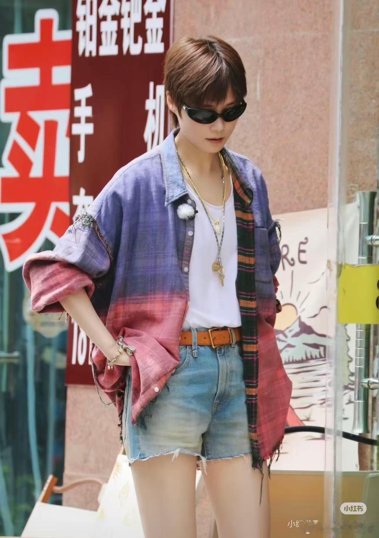 李宇春辛芷蕾高叶倪妮四脚爬坡 很难见到荧幕上气场十足的几位姐姐，沉浸式体验户外爬