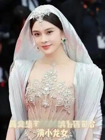 2025年12月21日晚，赵樱子与杨子直播回应恋情传闻，杨子坦言两人相识十年“没