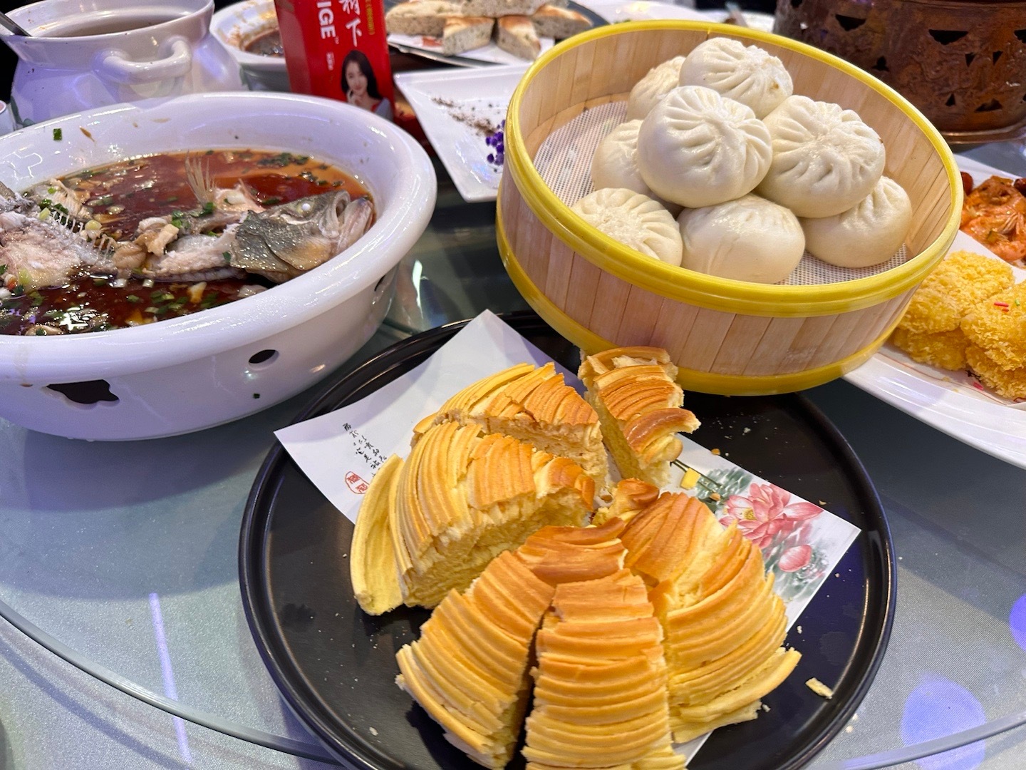 发小给孩子过一周岁，我和媳妇先坐下，过了一会来了一桌女的，20岁出头。接着有她的