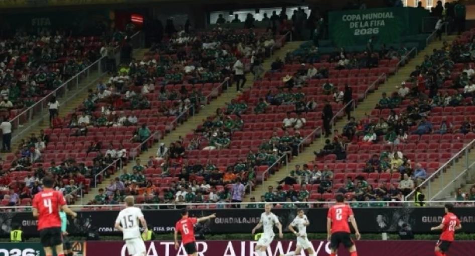 世界杯韩国对捷克的比赛，FIFA说有44985人到场，可现场空座好多，明显不止几