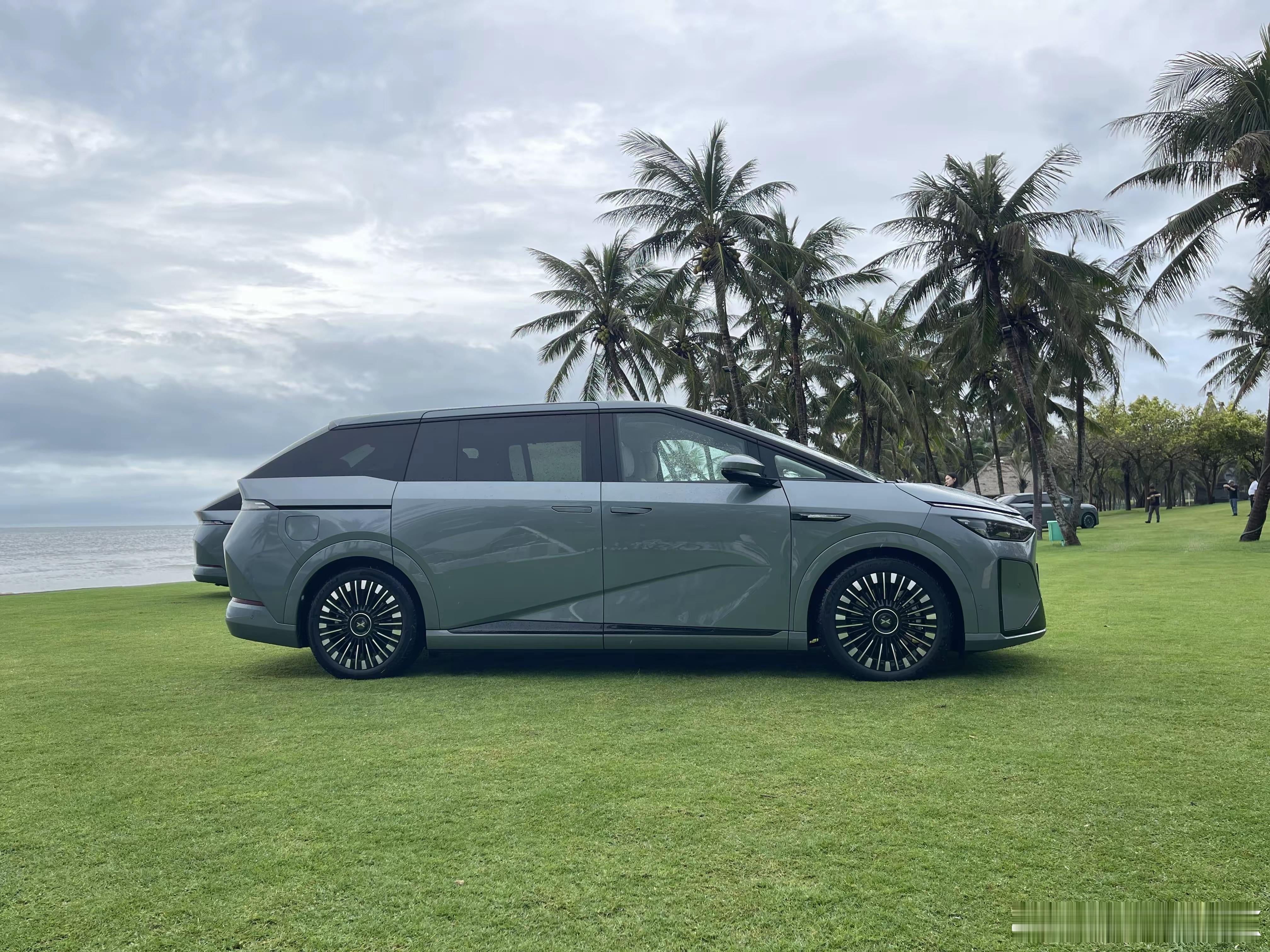 小鹏X9增程版，新增极光青车色，前脸新增智能可变进气格栅，内饰豪华感全面提升。 