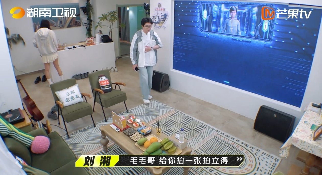 #刘湘连拍拍立得也很坚持# 🆘刘湘是把体育精神刻在骨子里了，给毛不易拍照片没相