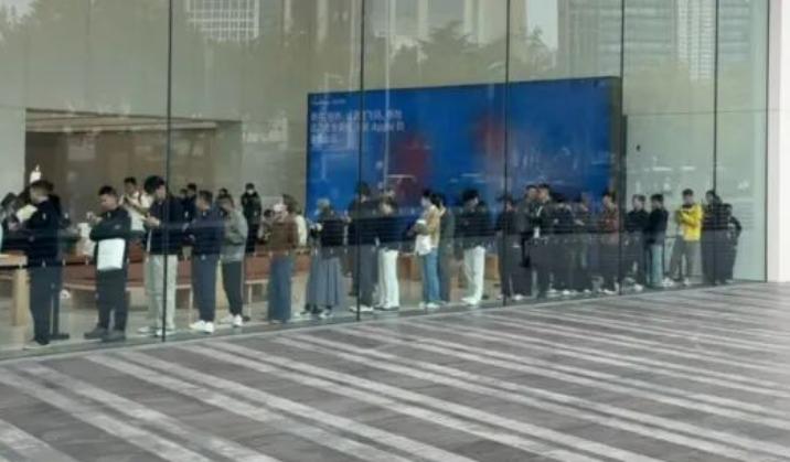 苹果折叠屏iPhone Duo今天正式发售，门店外黄牛扎堆，但这次黄牛有点"黄"