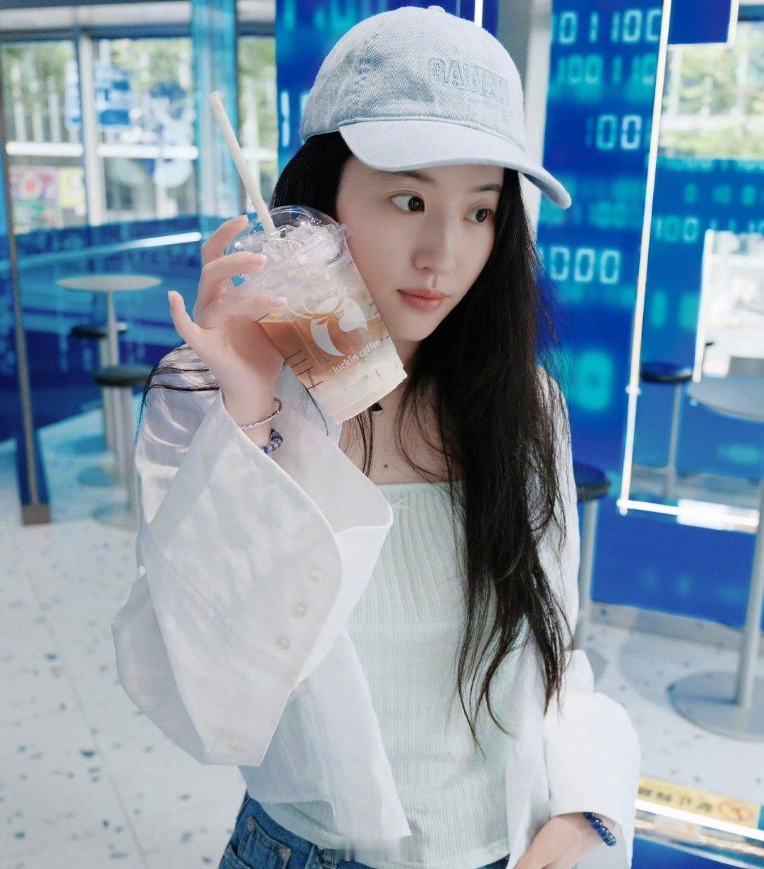 刘亦菲素颜女大氛围感从来不只依靠妆容加持。刘亦菲这组素颜照片引发热议，清爽元气的