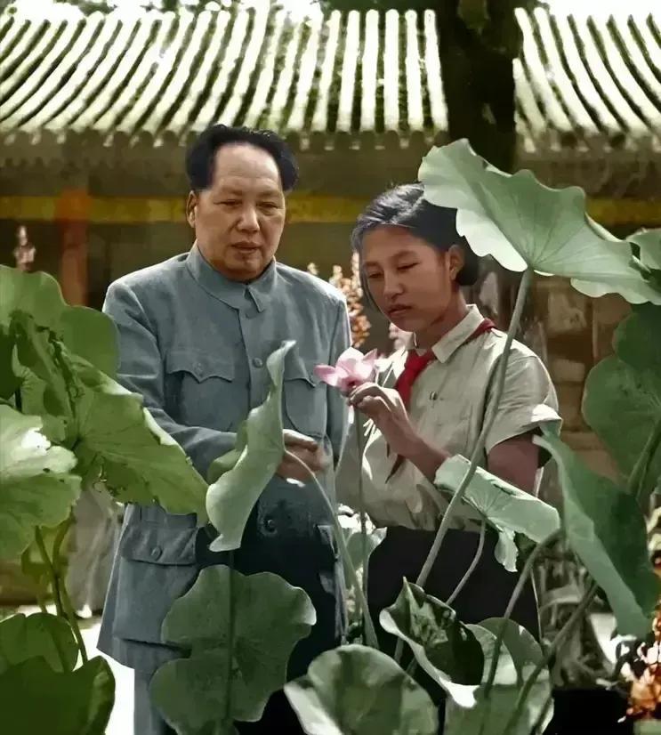 🍀请停留几秒，为伟人点个赞送朵花💐
《伟人毛主席的温情》
在时光的画卷中，
