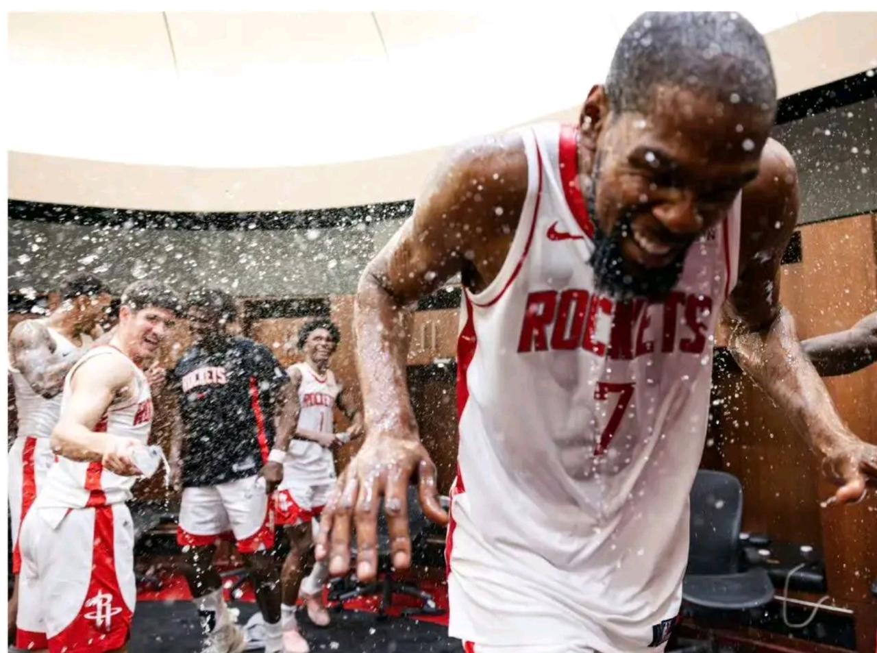 火箭现在的问题是薪资结构太不健康了。


目前的问题是全队第一高薪年纪太大，第二