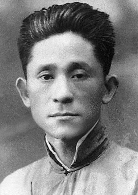 1923年，车耀先被敌人打碎颅骨，战友以为他已牺牲，便脱下他的衣服，将他丢进弹坑