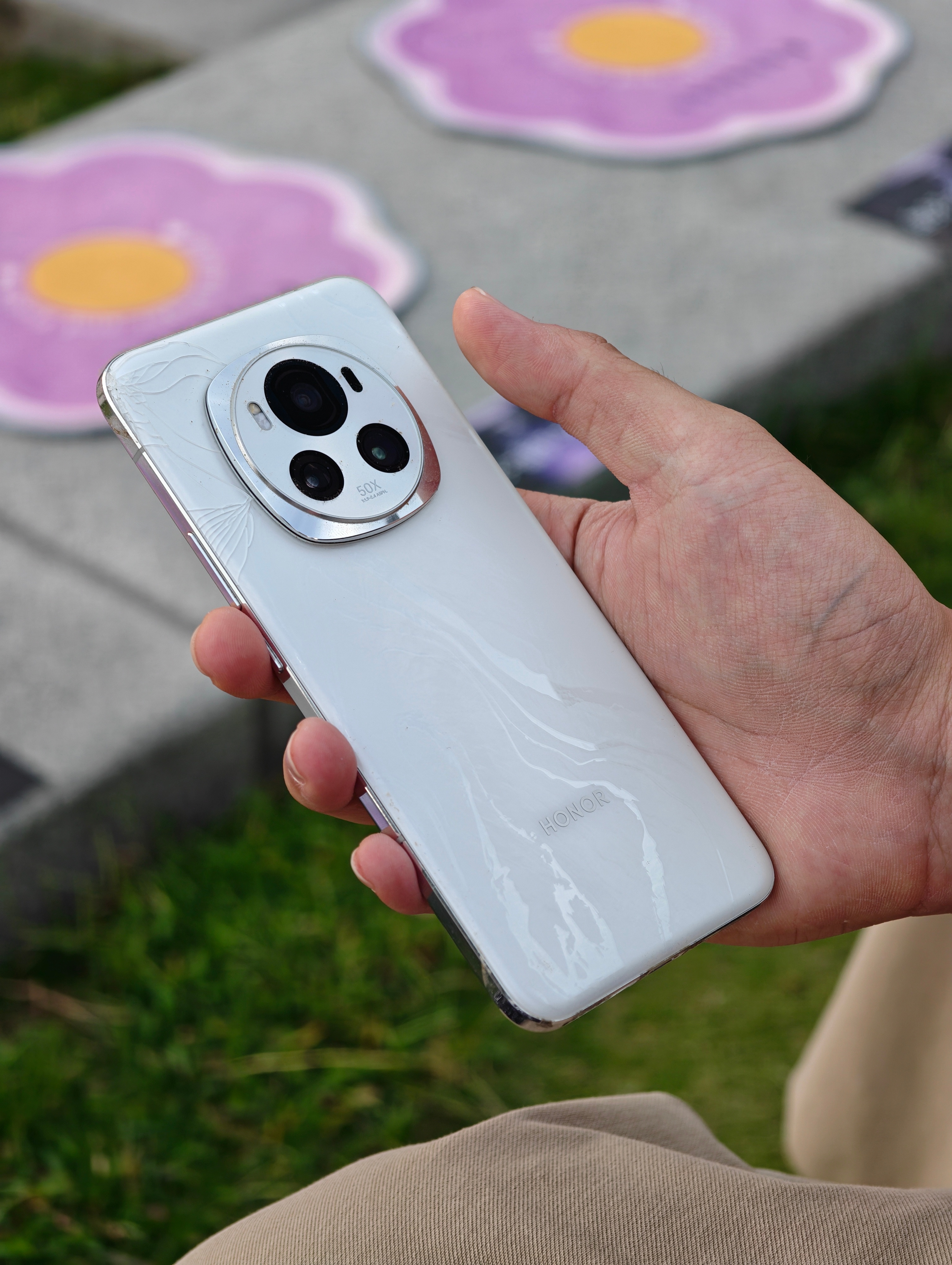 我邻居最早用的是荣耀Magic2滑盖手机，后来换了荣耀Magic6，后盖都碎了也