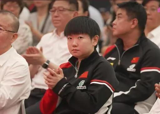 王励勤带国乒参加活动，孙颖莎埋头疯狂签名，像一个补作业的小学生
前两天，中国邮政