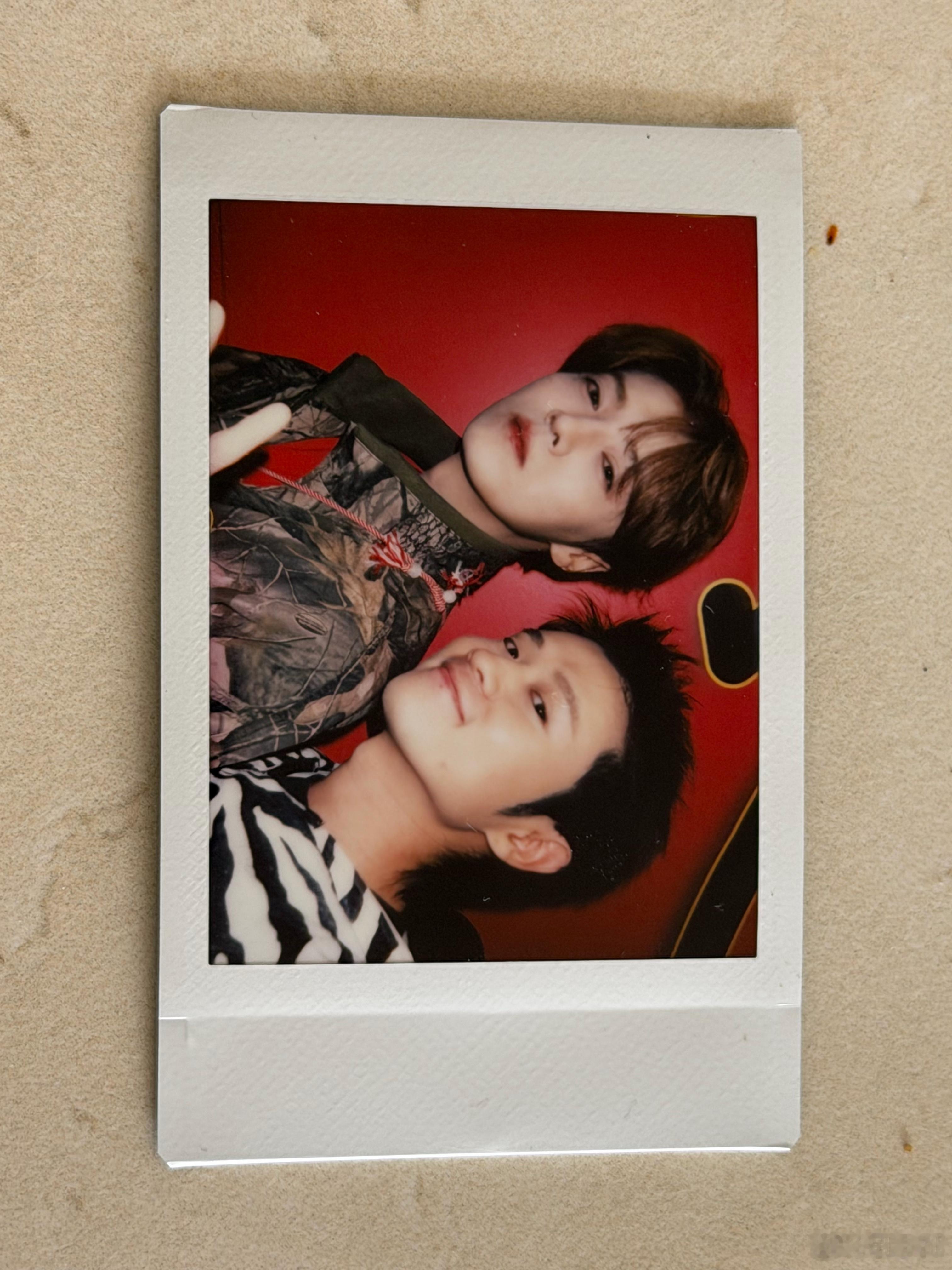 王勉晒五哈团拍立得合照五哈团齐聚王勉家中录制节目，全员状态松弛又自在，没有刻意的