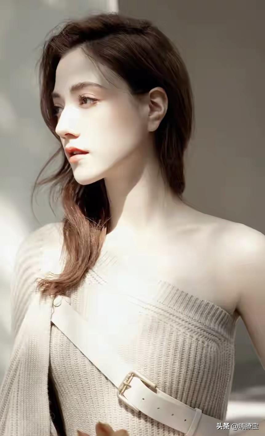 看到评论区好多人在嫌弃娜然是个演员
从演员的角度出发
她不比章子怡强一点啊
当初