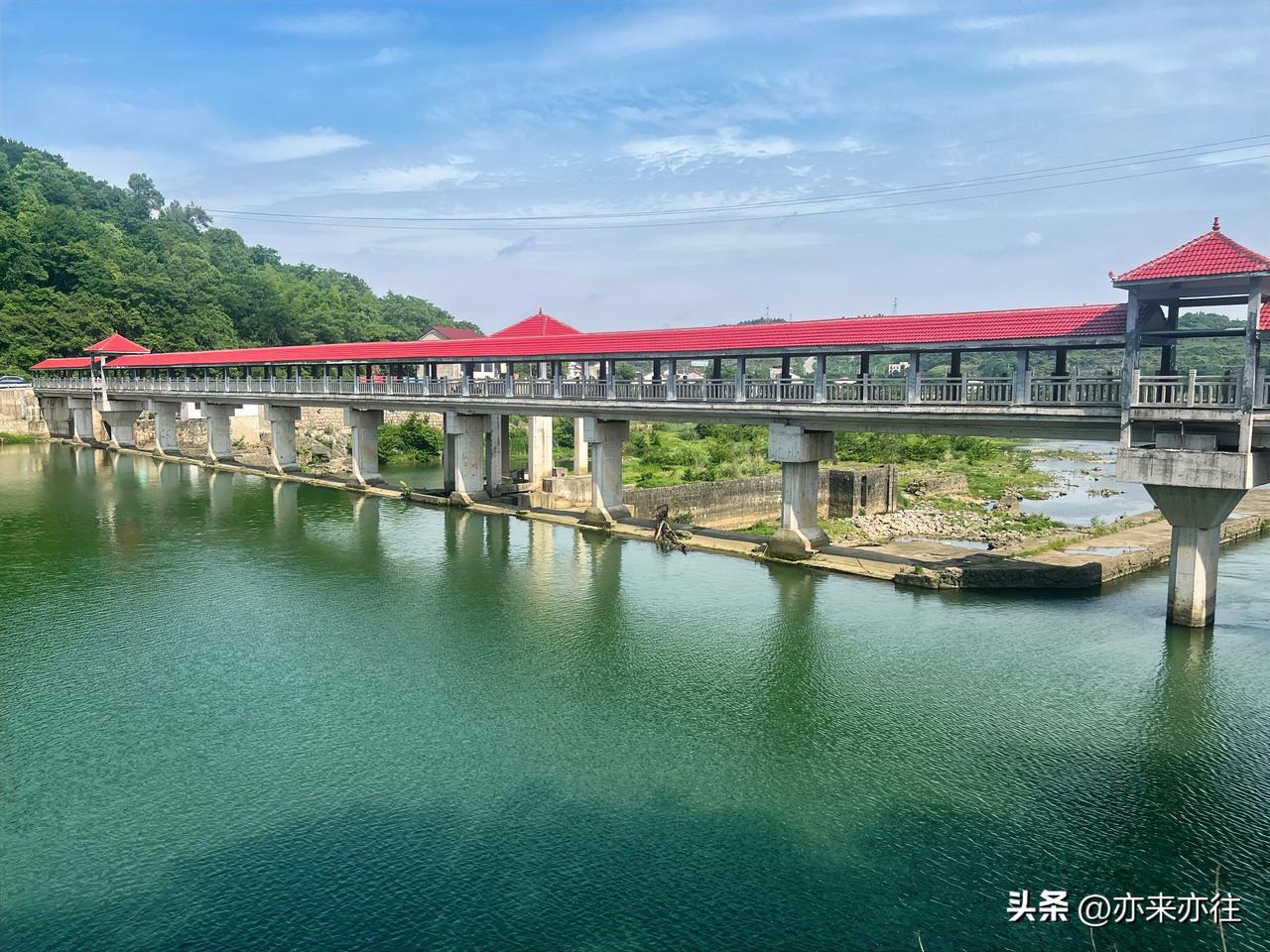 岁月中最安心的陪伴，不是朝朝暮暮的相守，而是无论何时想起，都知道有个人在原地为你