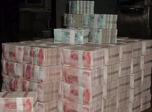 打住！这贪官们的赃款上沾满了霉菌和病毒，谁敢拿去花？
六号楼三单元的赵局长被留置