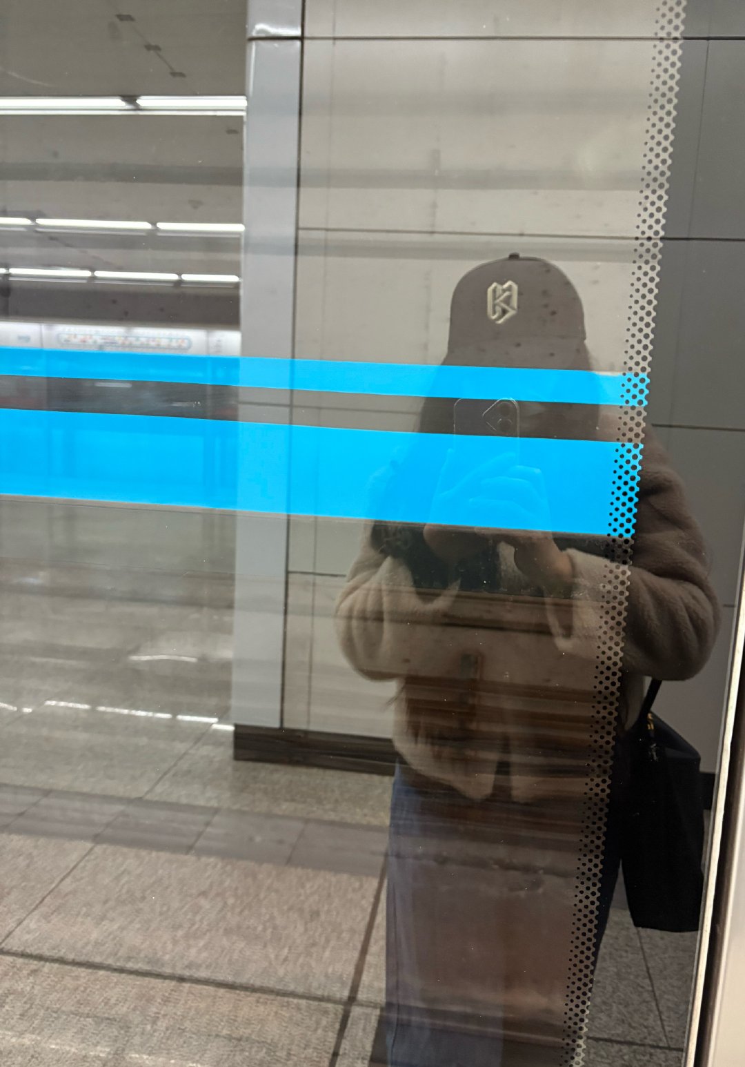 今天，同事在我后面走，看到我戴着安踏樊振东系列﻿ 的帽子，专门和我说，这帽子太好