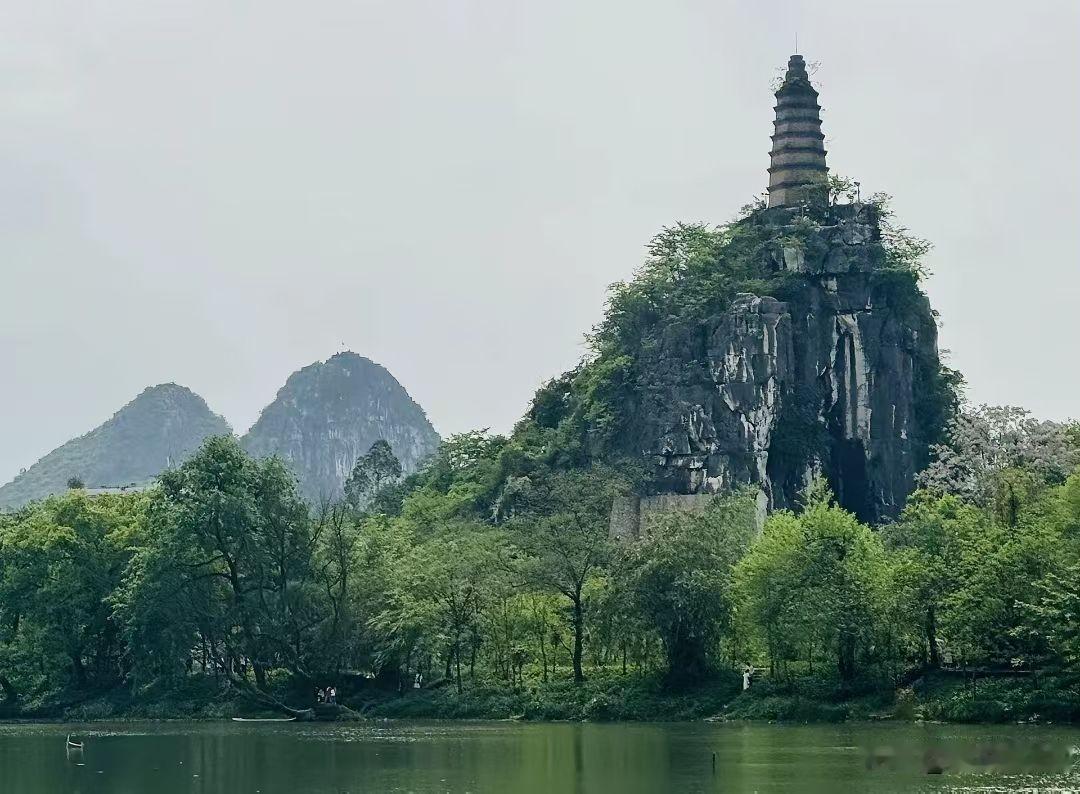 性学专家说：
“一定要有个喜欢的异性，来激发你体内的荷尔蒙。也不是非要发生关系，