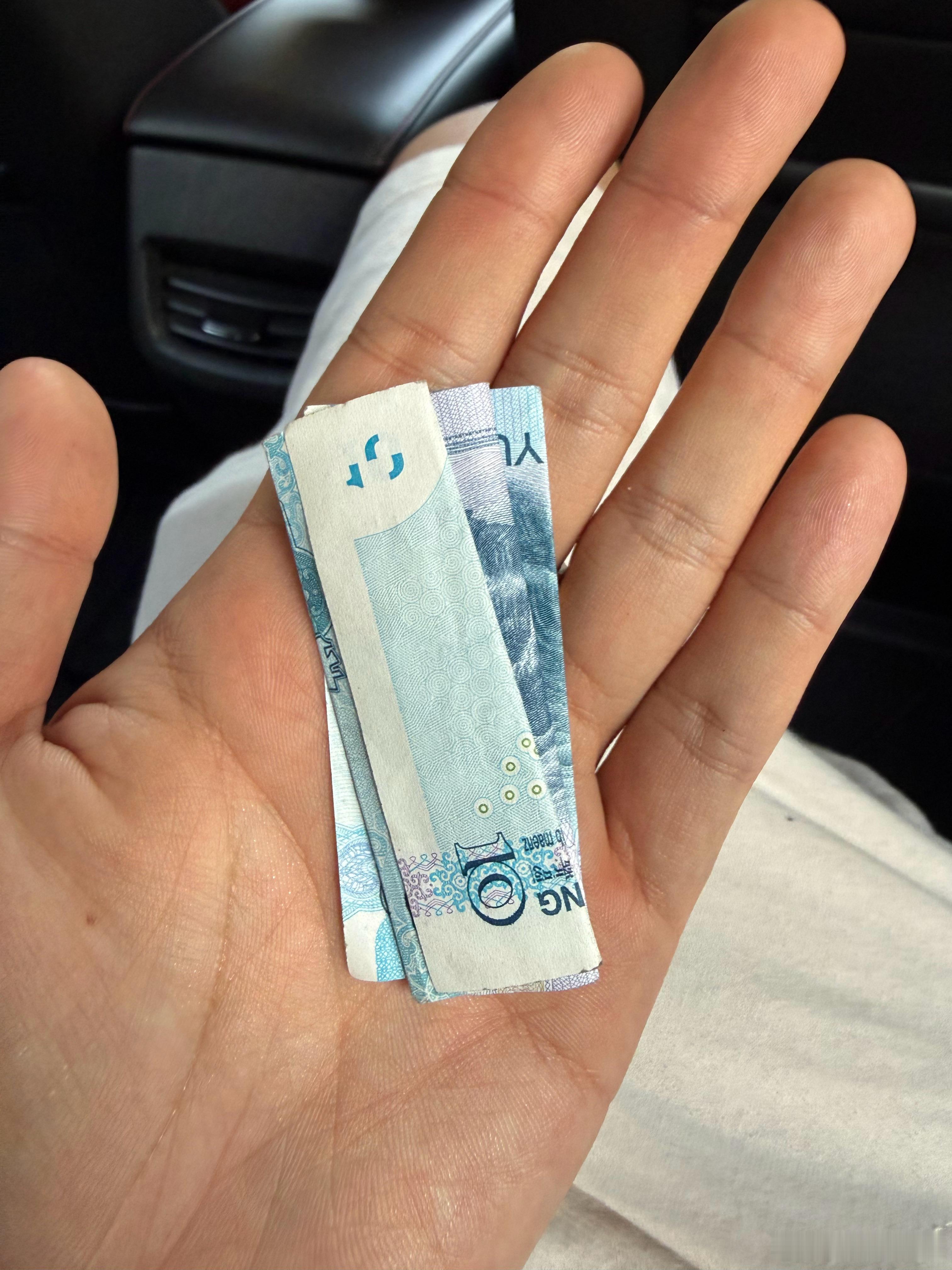 我在马路边捡到10块钱[笑cry][笑cry][笑cry]好多年都没有捡过钱了，