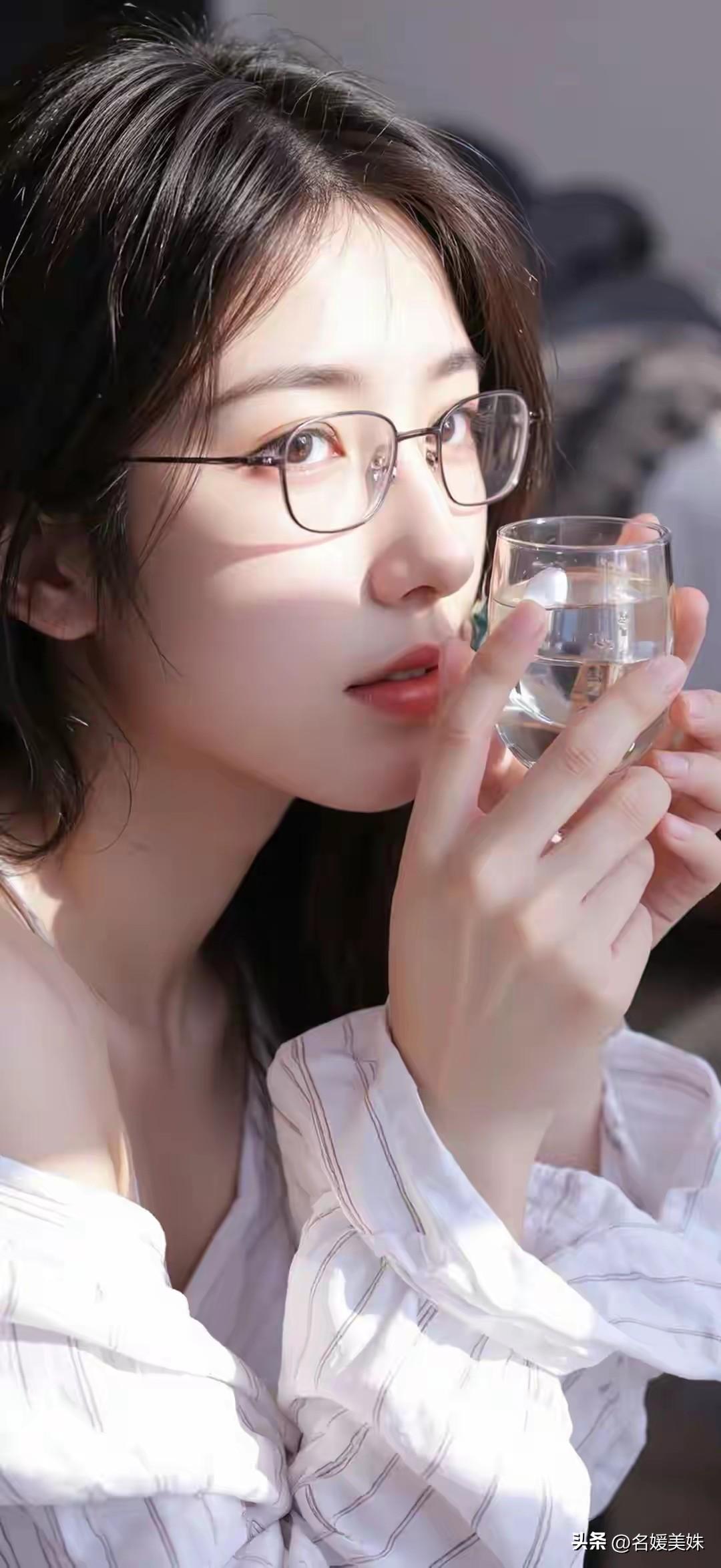 你为什么穷？
因为，我们大多数人一辈子只学会了如何赚钱，却从未学过如何对待赚到的