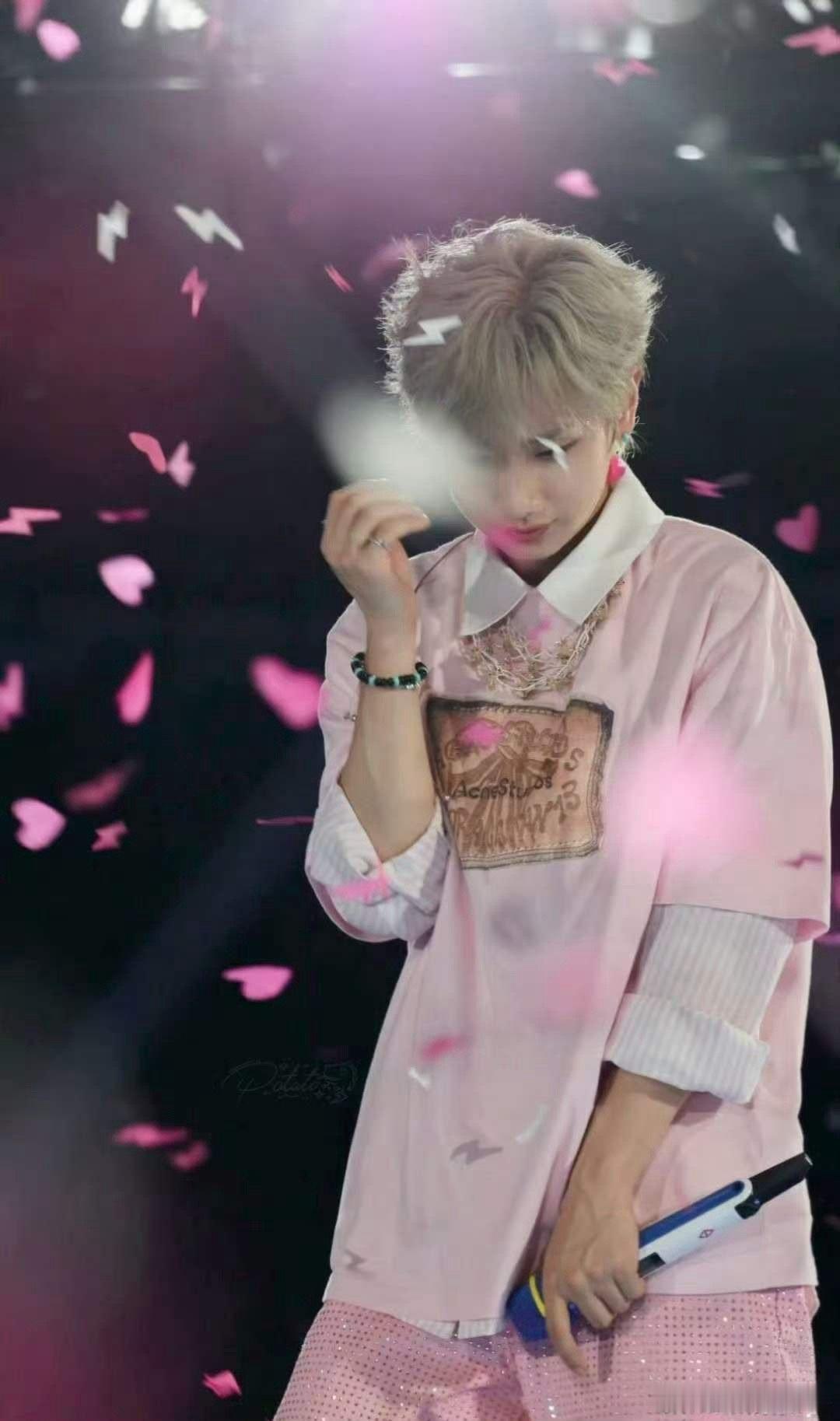 汪苏泷杜比十万伏特首发痛楼张园这楼也太炸了吧！灯光一亮全是汪苏泷的歌单投影，路过