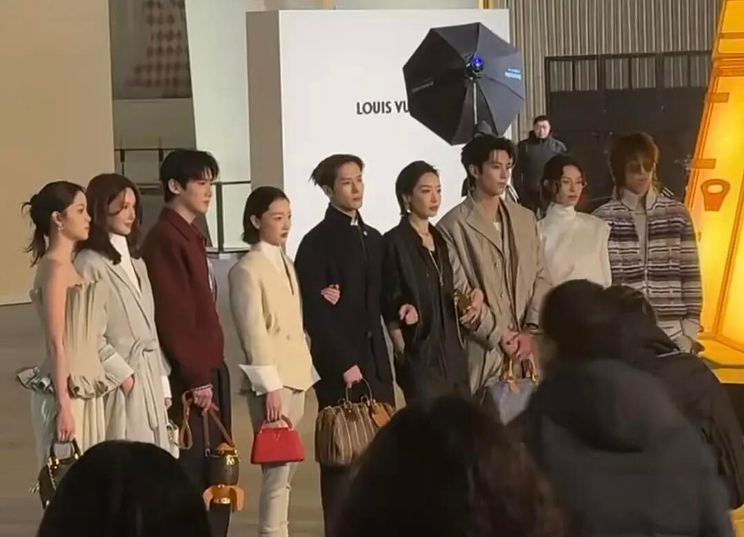 LV活动LV三里屯活动，明星大合照，C位王嘉尔，欧阳娜娜 金晨 白敬亭 周冬雨 