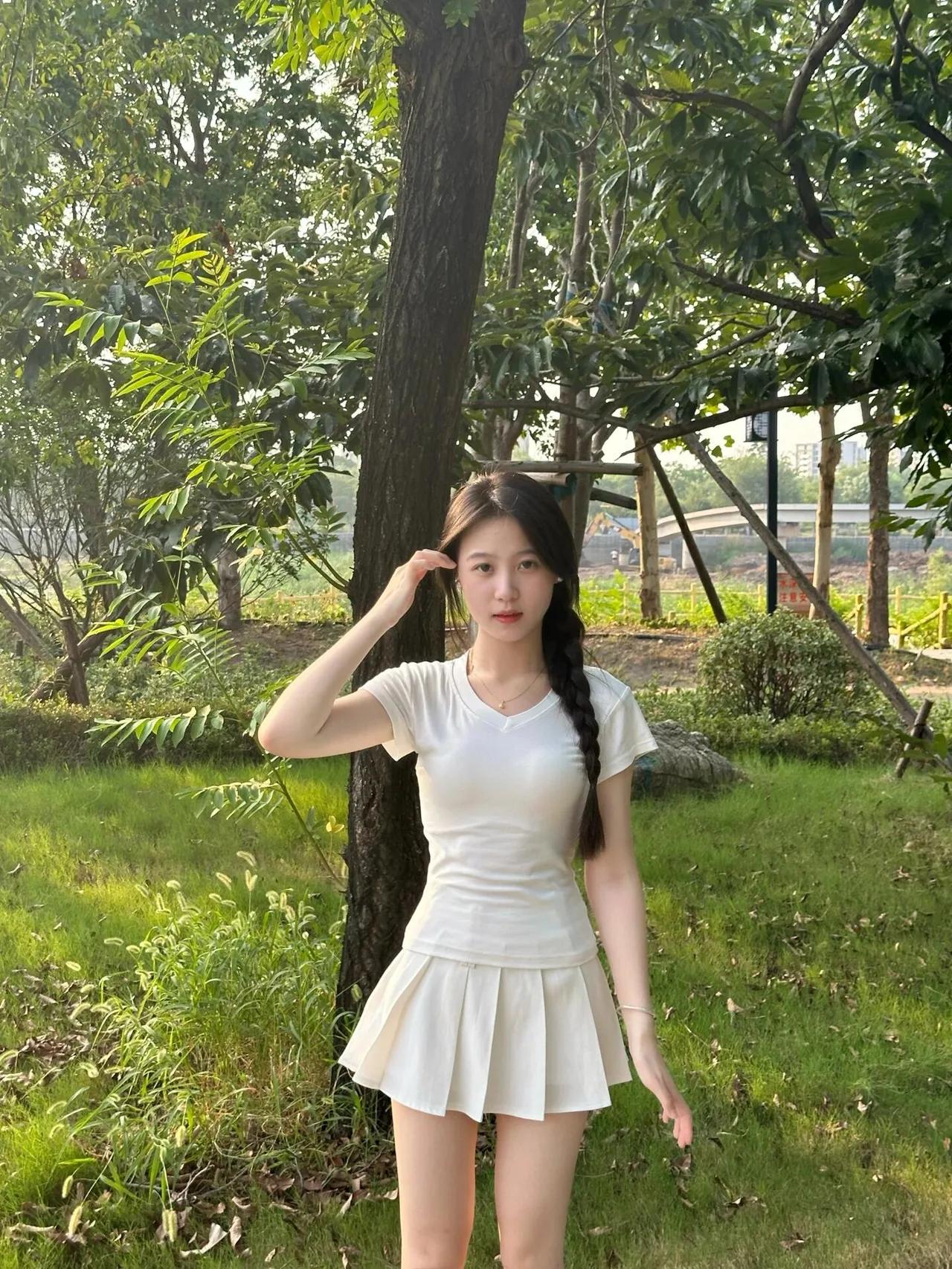 林间新绿染轻衫，素影凭风立翠烟。
一顾惊鸿凝镜里，半帘晴色落眉边。
枝摇碎日光如