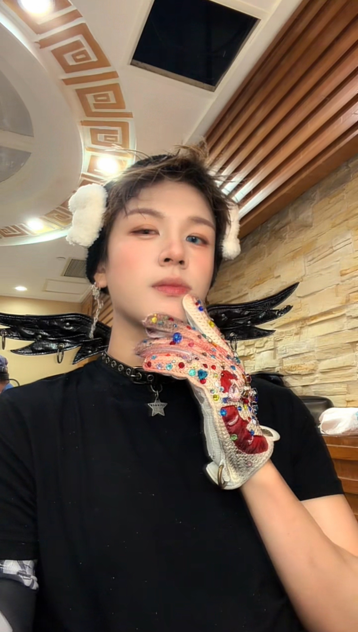 老妈你就这样继续戴着跟老爸同款的帽子疯狂going吧！要出大事了（） 