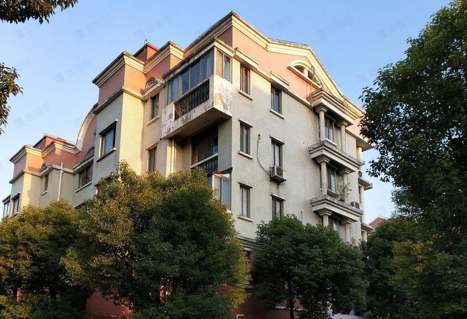 “洗房失败！”3月23日报道，上海一女子和小自己13岁的男子结婚，说自己女儿想换