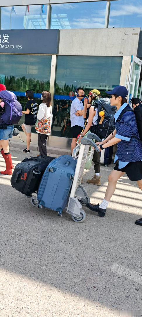 李宇春水与火火火新疆集结出发李宇春新疆集结出发李宇春辛芷蕾高叶倪妮合照风遇新疆旷