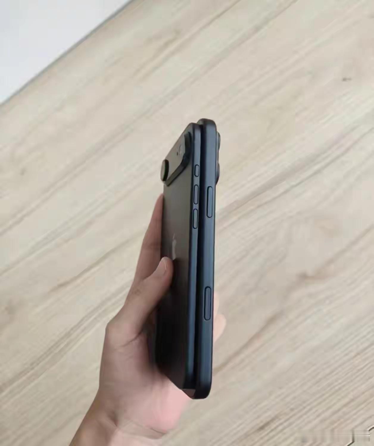 网上晒苹果17系列的，几乎都是模型，多多就有卖的！ ​​​