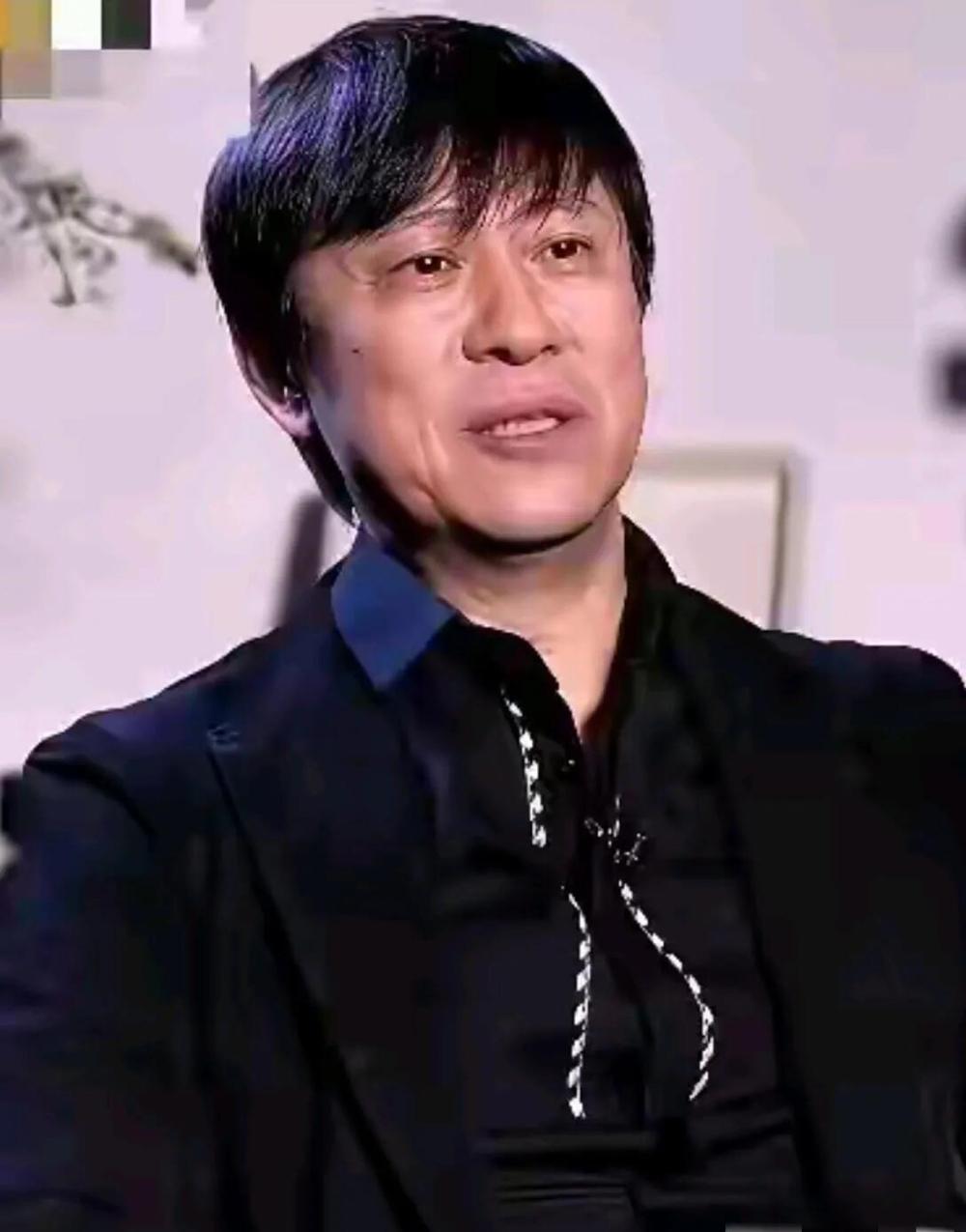 大家还记得这个实力派的男歌手吗？如今老了他也成为普通的大叔一个，眼角鱼尾纹明显，