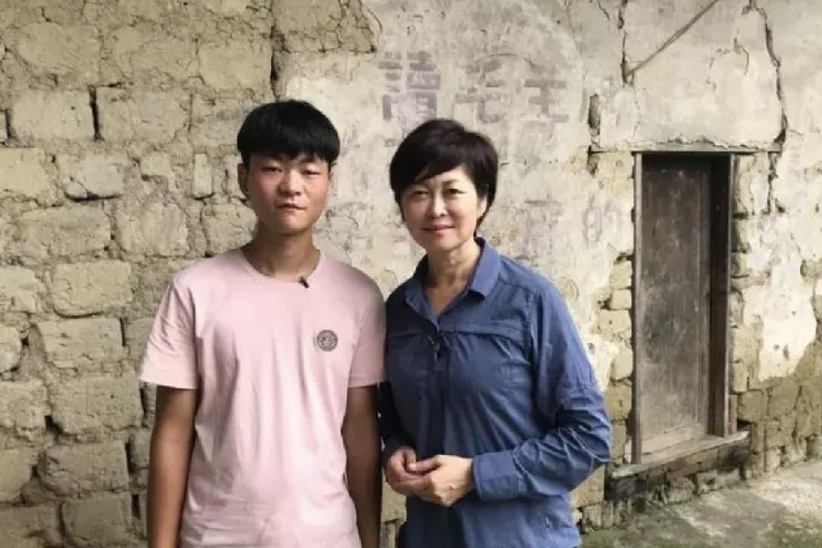 告别敬一丹，镜头之外，她用半生守护乡村孩子的读书梦
 
9月13日，敬一丹女儿发