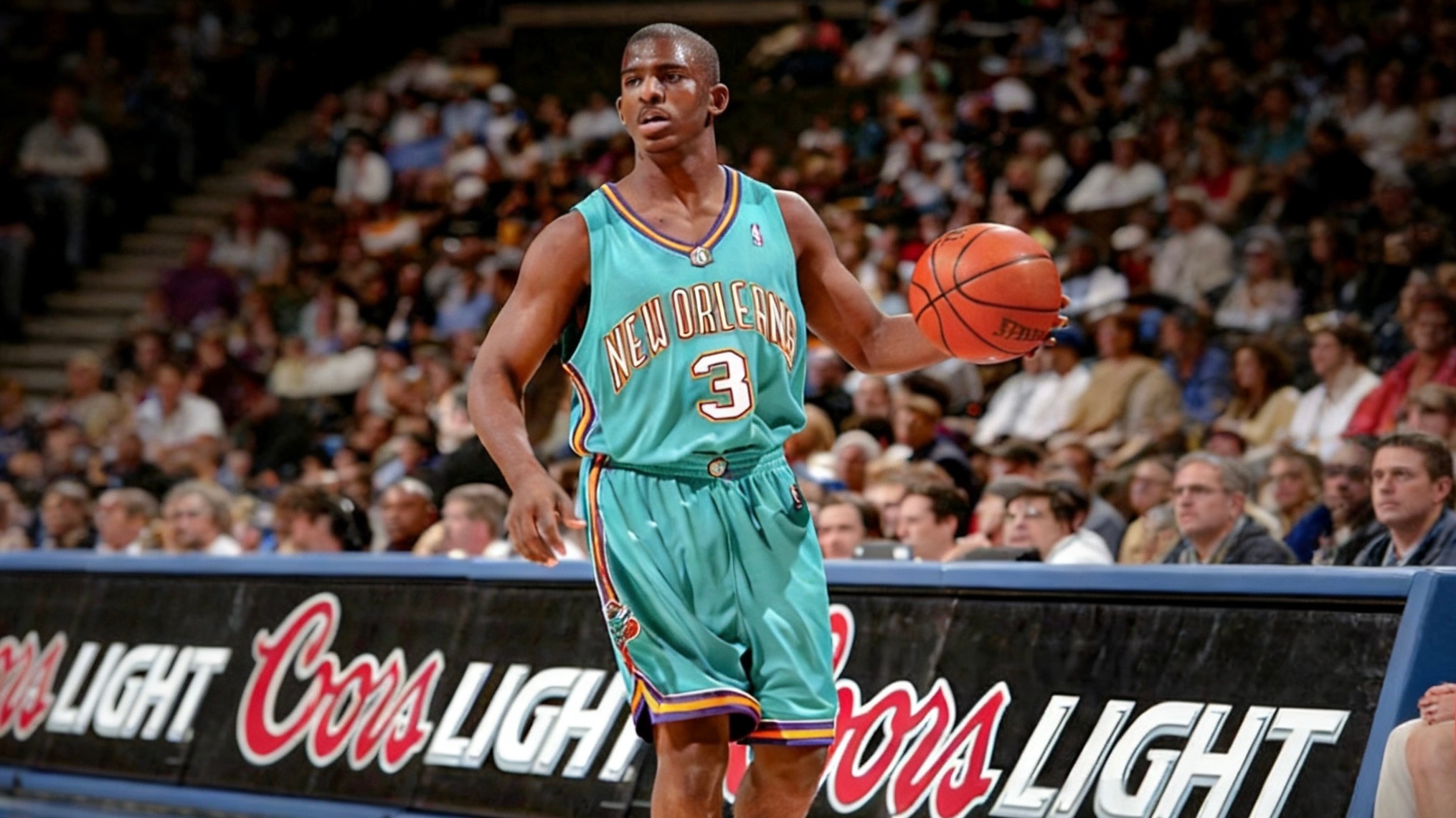 初见克里斯保罗是他职业生涯的第三场比赛，对手是火箭。当时的小保罗是人见人爱的，打