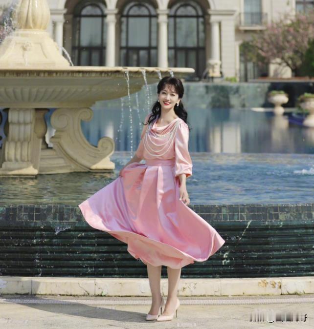 谁家70岁的老太太是这个状态呀！一身粉色公主裙青春洋溢，身材纤细又均匀，别说70