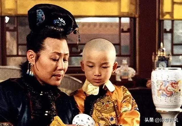 1665年，康熙娶了年仅12岁的赫舍里氏。不料，洞房时已经等不及的赫舍里氏自己扯