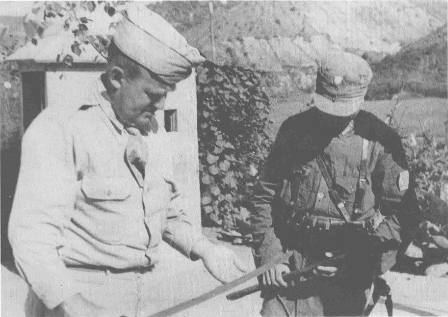 1944年，美军观察组抵达延安考察合作抗日。八路军热情接待，安排他们入住专门新建